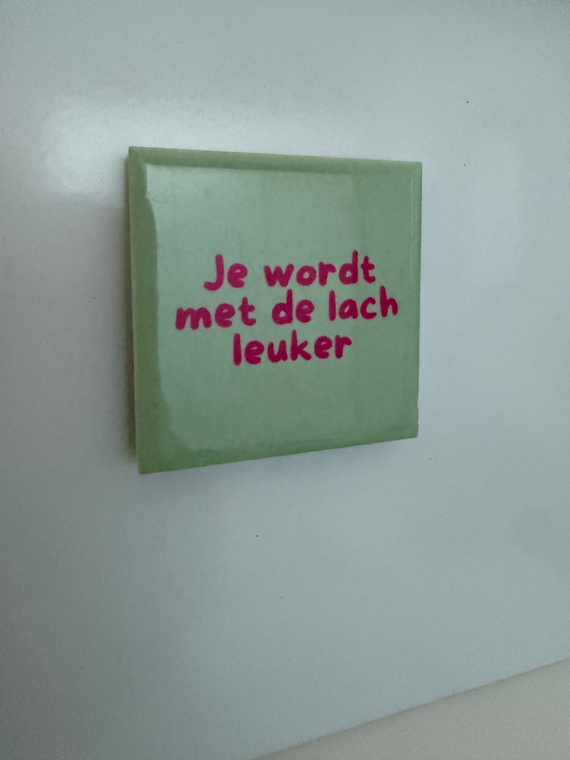 Magneet tegeltje - Je wordt met de lach leuker