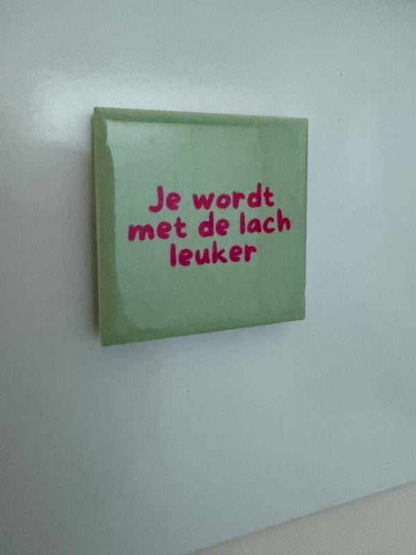 Magneet tegeltje - Je wordt met de lach leuker