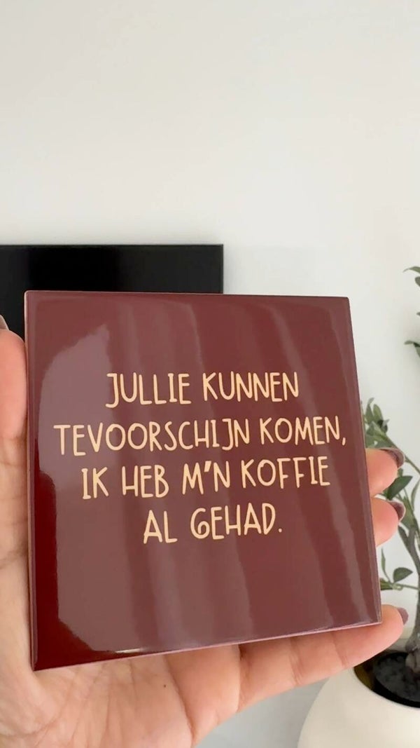 Jullie kunnen tevoorschijn komen ik heb m’n koffie al gehad.