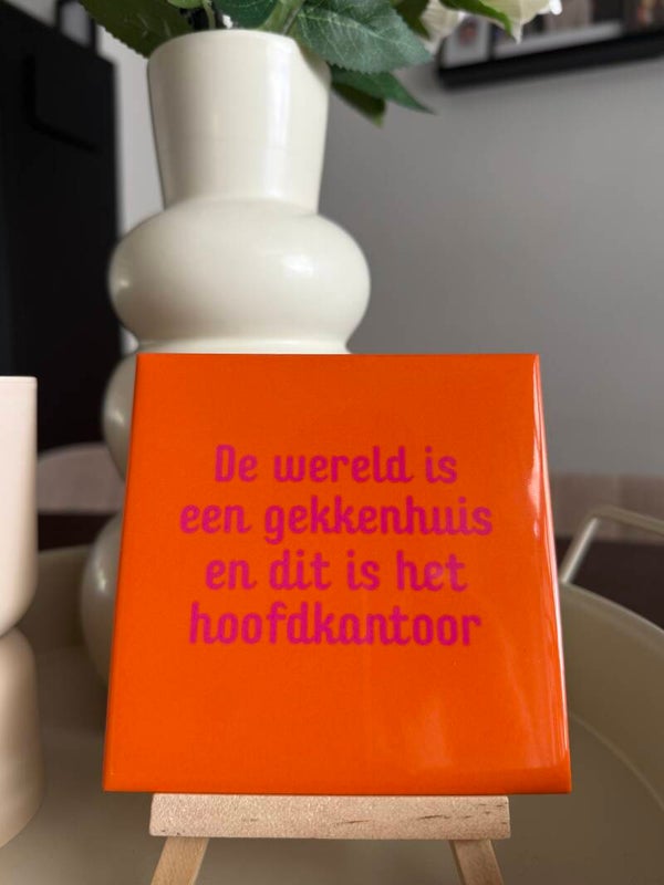 De wereld is een gekkenhuis en dit is het hoofdkantoor