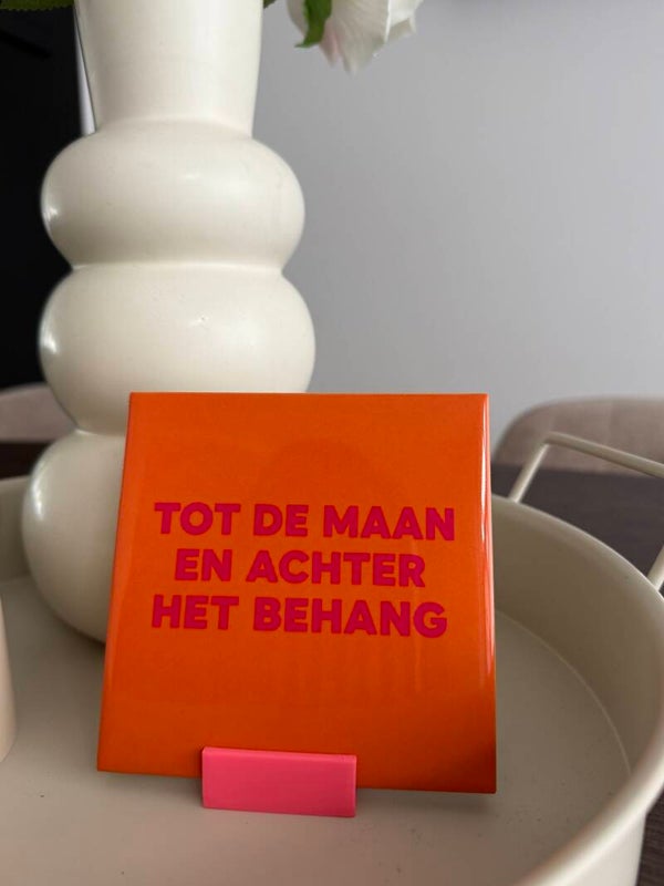 Tot de maan en achter het behang