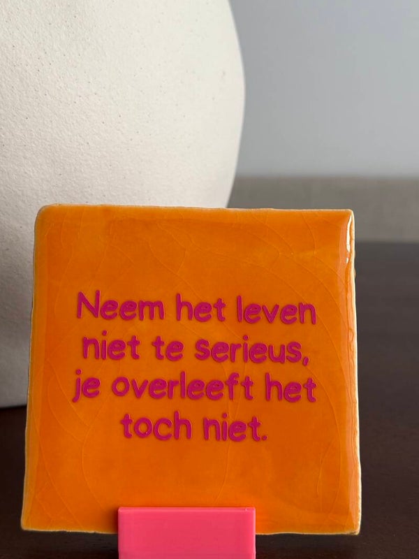 Neem het leven niet te serieus je overleeft het toch niet