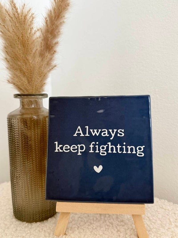 Tegel met tekst - Always keep fighting -