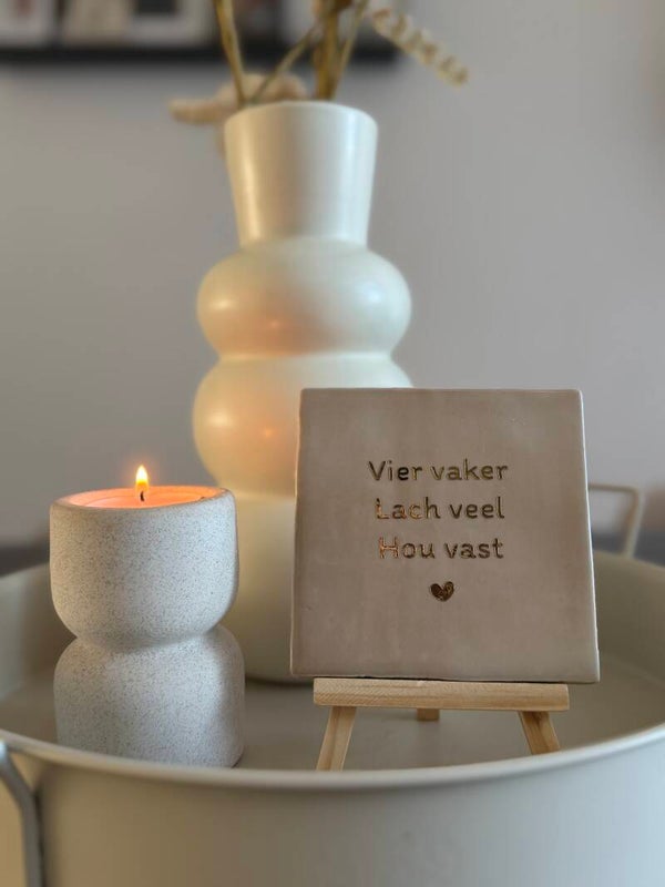 Tegel met tekst - vier vaker lach veel hou vast -
