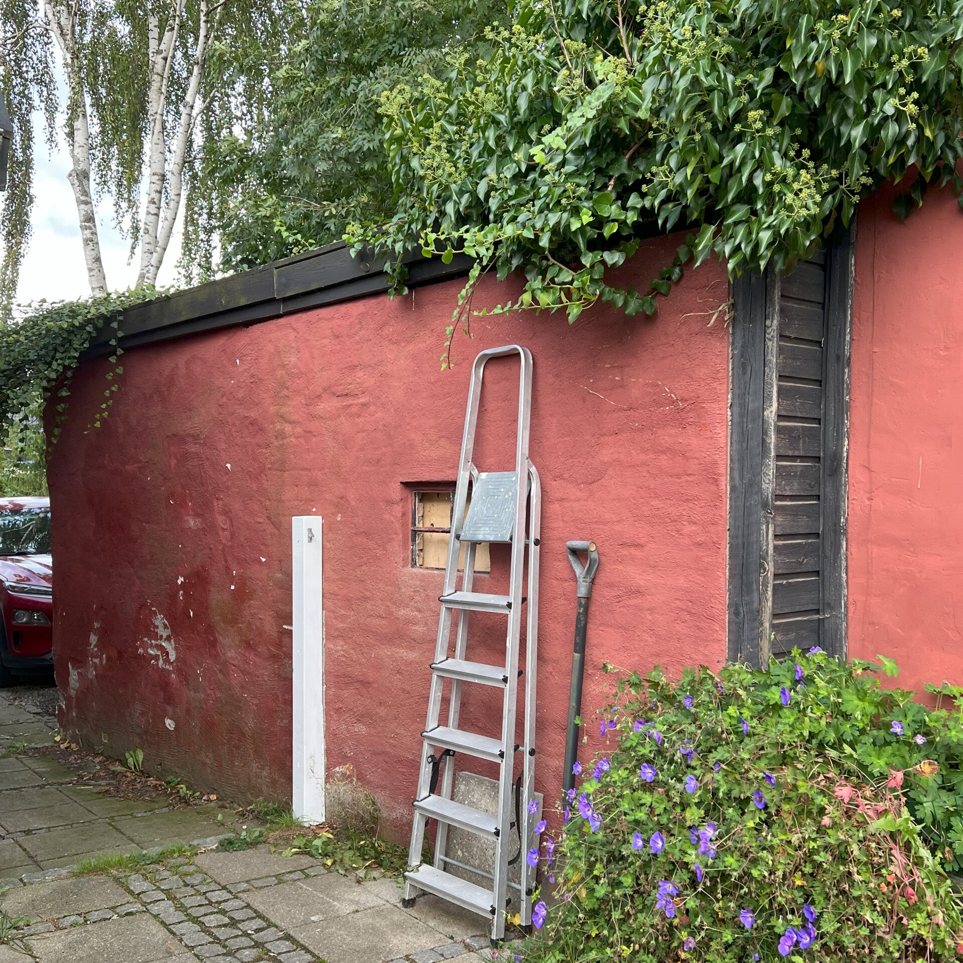 Rénovation de cabanons par une architecte à danemerk, garage en maçonnerie peint en rouge