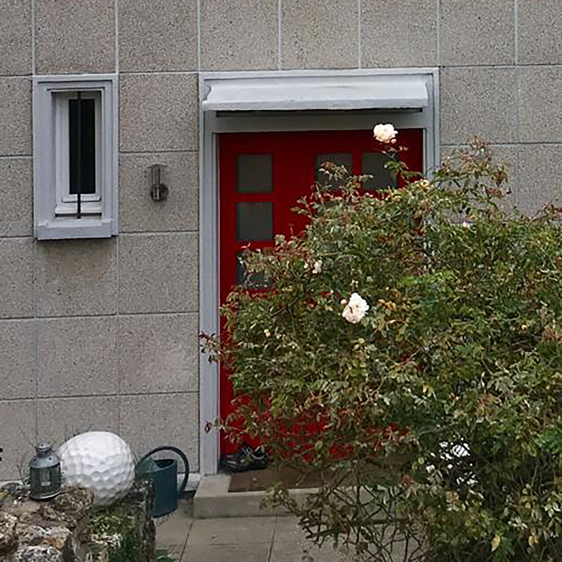 Réhabilitation d'une maison familiale par une architecte à Versailles, façade avec porte rouge
