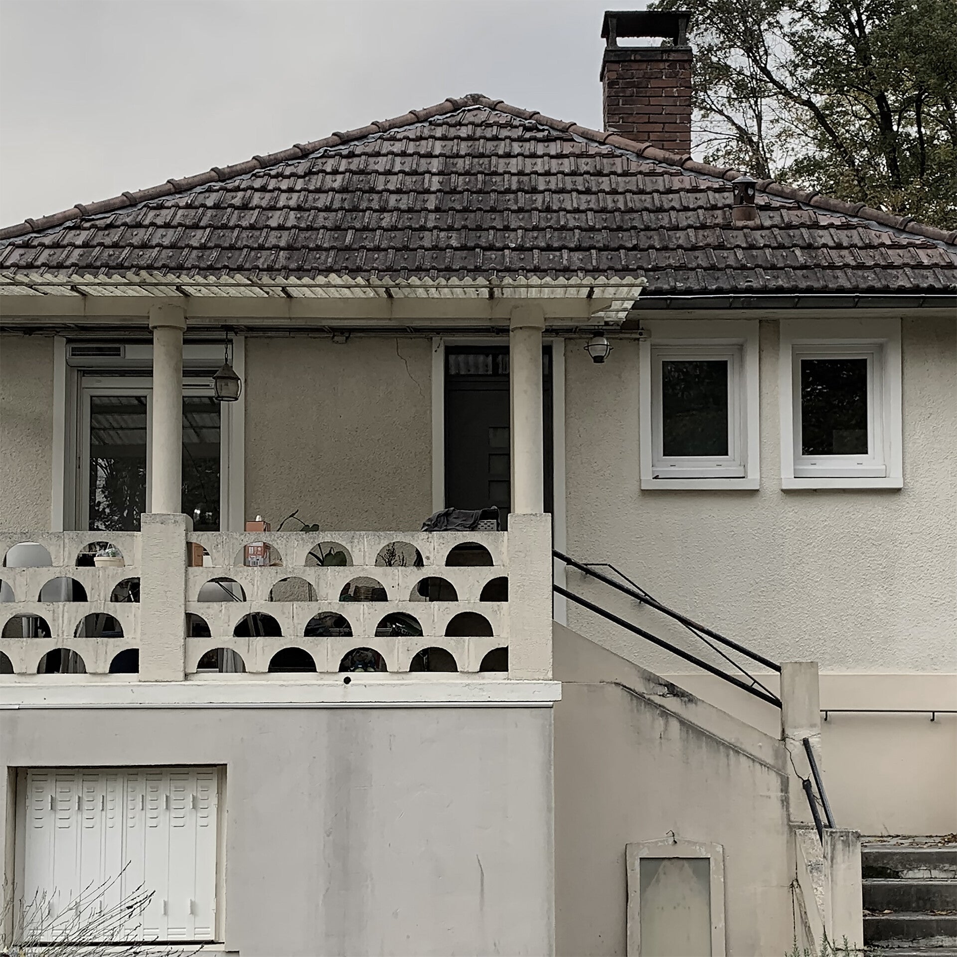 Rénovation d'une maison des années 50, façade avec terrasse couverte