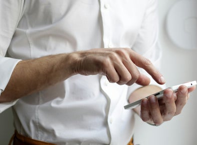"Person nachdenklich mit Smartphone - Handysucht erkennen und überwinden"