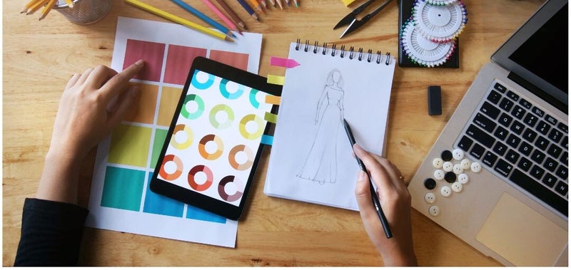 Atelier de création mode avec croquis et tissus