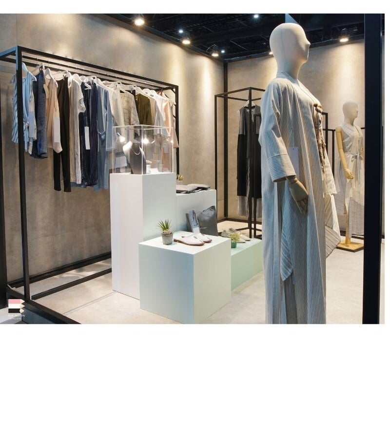 Collection d'échantillons de vêtements pour le prêt-à-porter présentée sur un salon textile professionnel, mettant en avant l'innovation et la qualité des tissus.