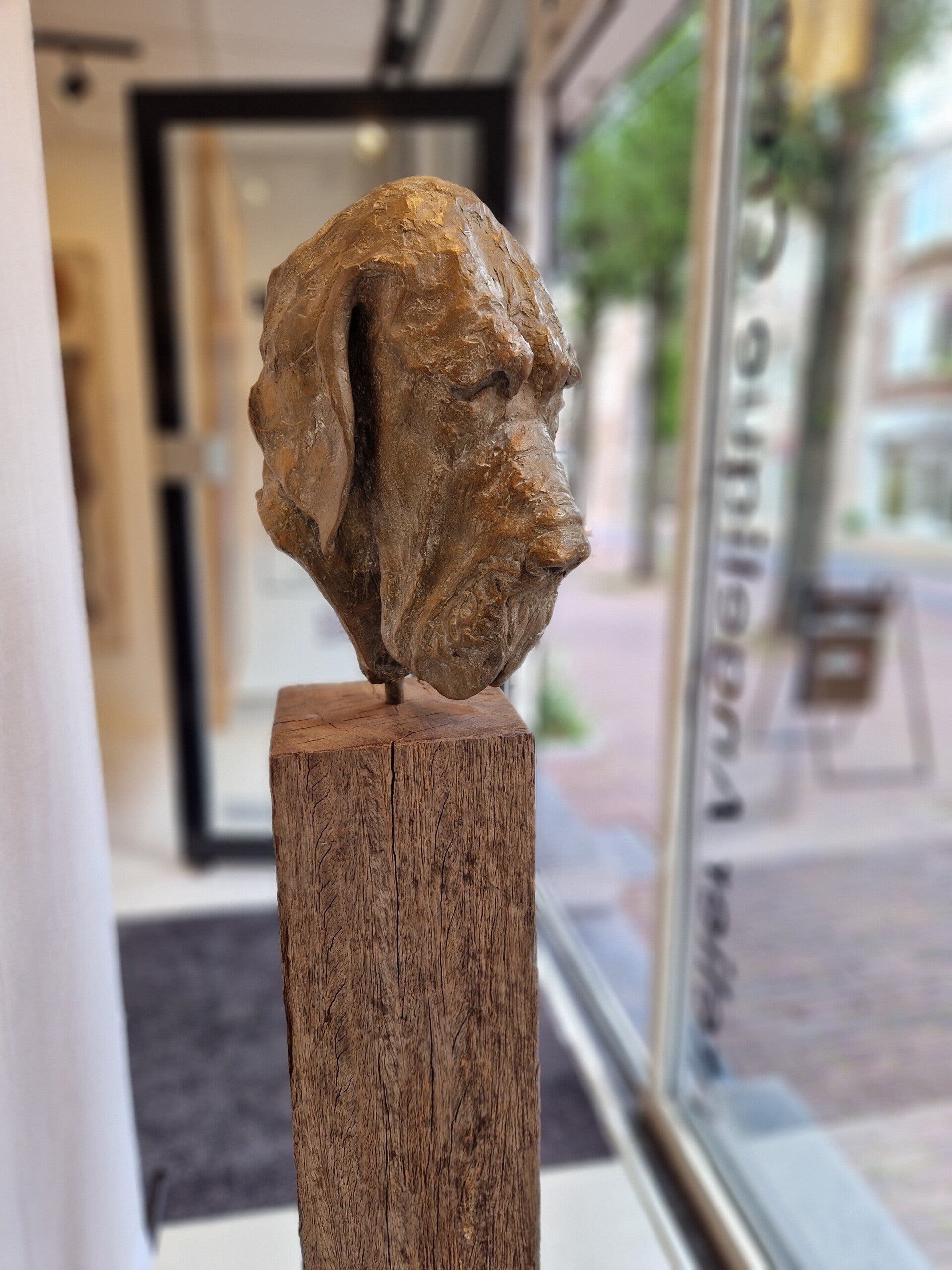Doghead incl. wooden pedestal