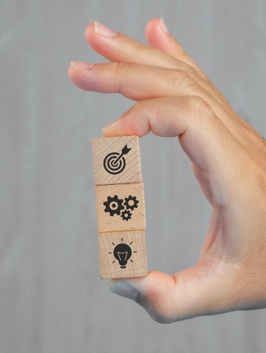 Des cubes avec le dessin d'une cible, le dessin de rouages, le dessin d'une ampoule
