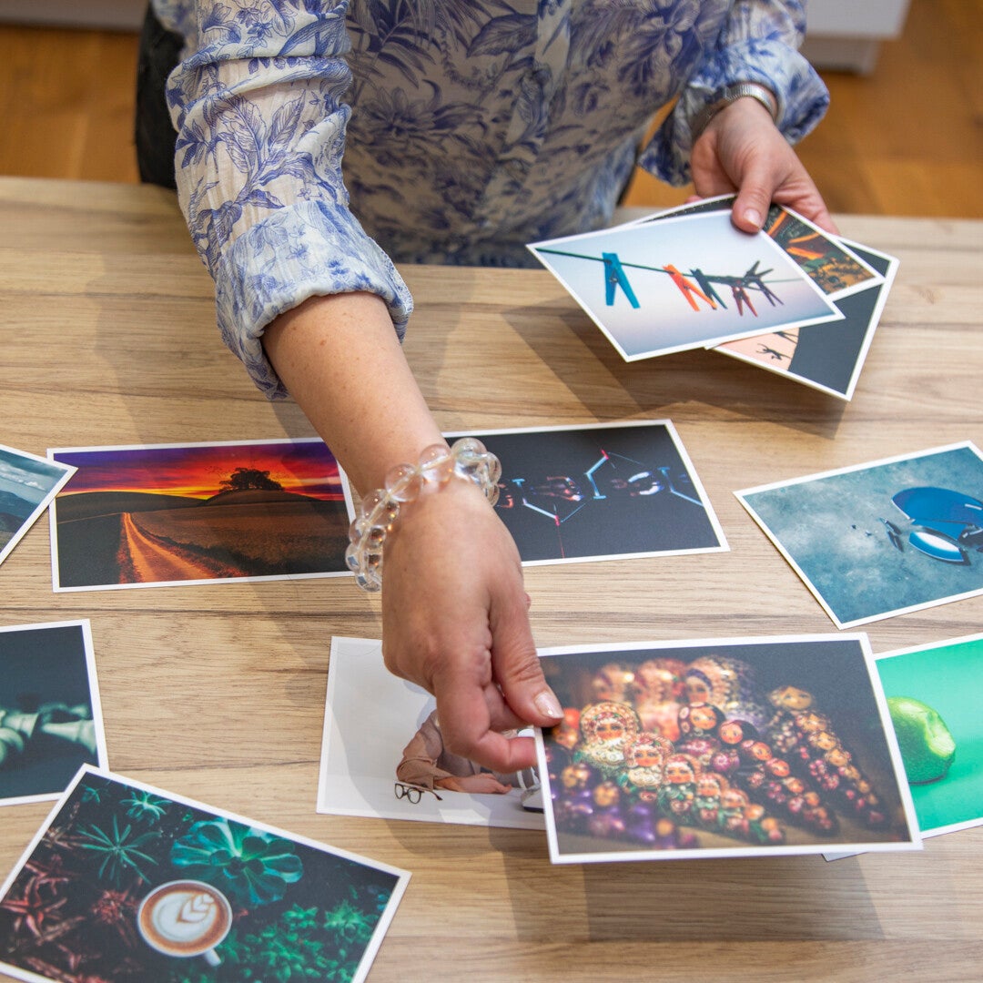 Main en train de manipuler des cartes de photolangage