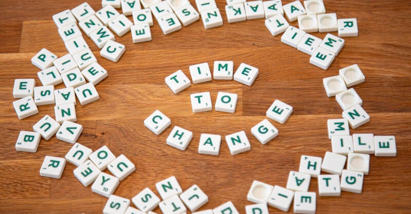 Un texte est écrit avec des lettres de scrabble : Time to change