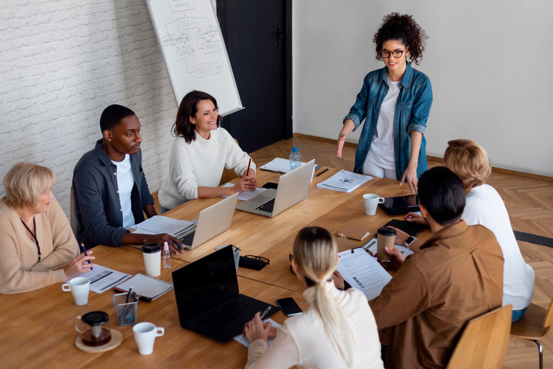 Equipe réunie autour d'un bureau pour travailler
