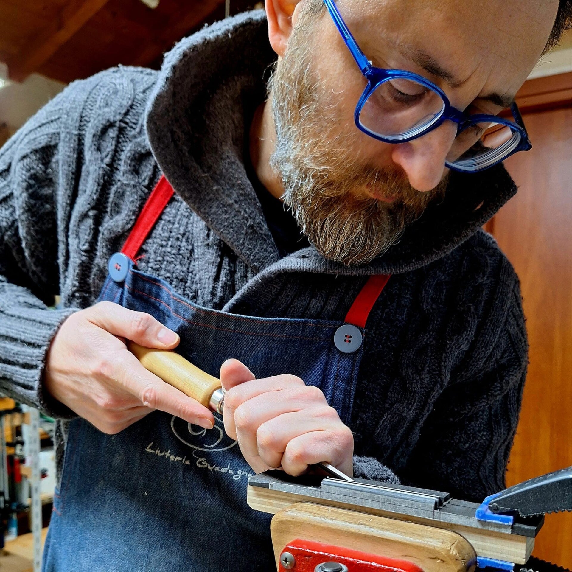 Giacomo Guadagna liutaio, associazione culturale officine analogiche, Castiglion fiorentino, Arezzo, Toscana.  Scuola di liuteria, corsi, workshop, chitarra classica, acustica. Gommalacca, rosetta a mosaico