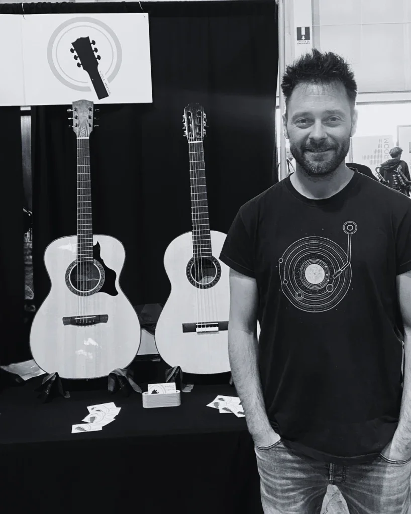 Nicola Amatori liutaio, associazione culturale officine analogiche, Castiglion fiorentino, Arezzo, Toscana.  Scuola di liuteria, corsi, workshop, chitarra classica, acustica. Gommalacca, rosetta a mosaico