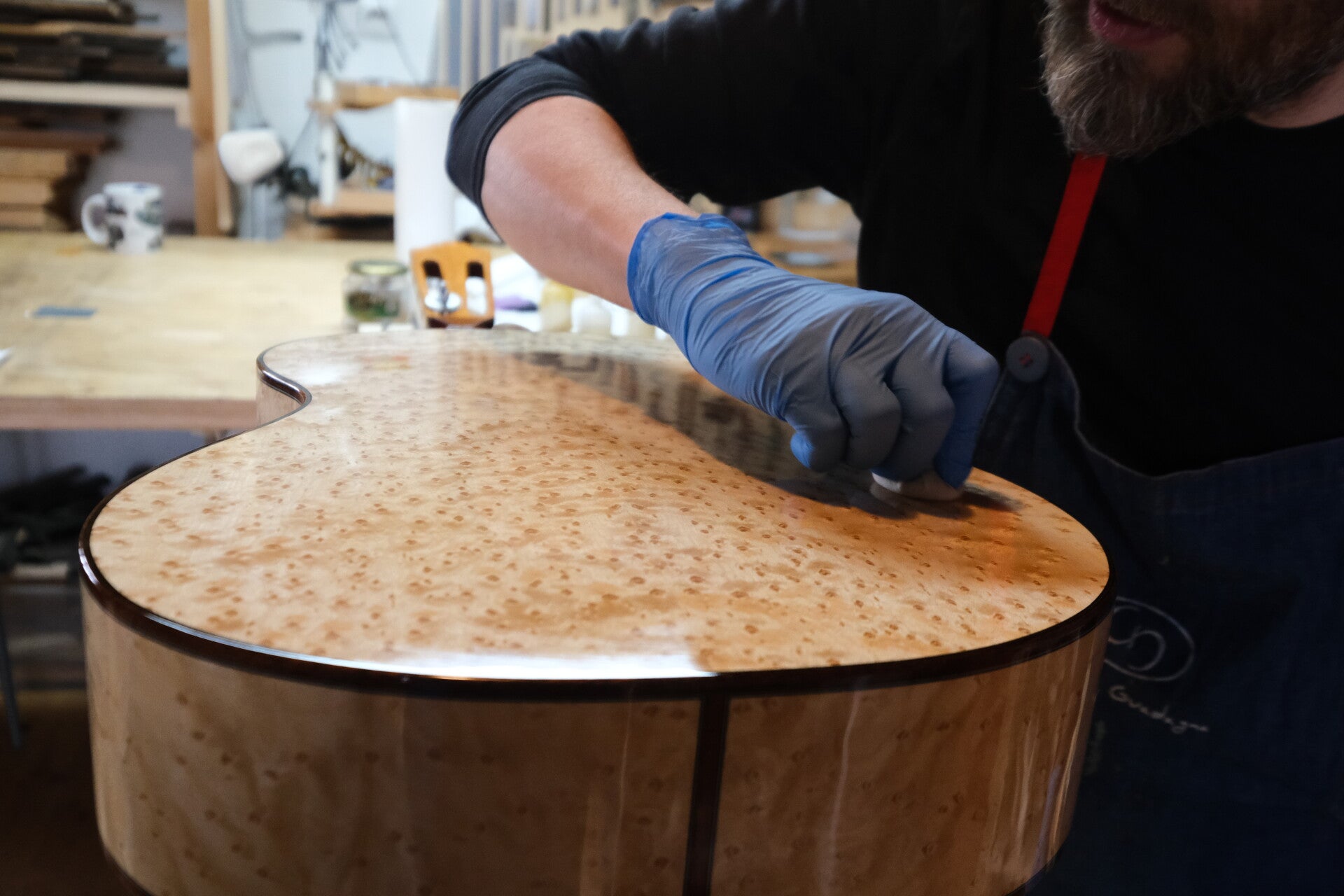 Giacomo Guadagna liutaio, associazione culturale officine analogiche, Castiglion fiorentino, Arezzo, Toscana.  Scuola di liuteria, corsi, workshop. Imparare a verniciare a gommalacca, verniciatura a tampone, french polish.