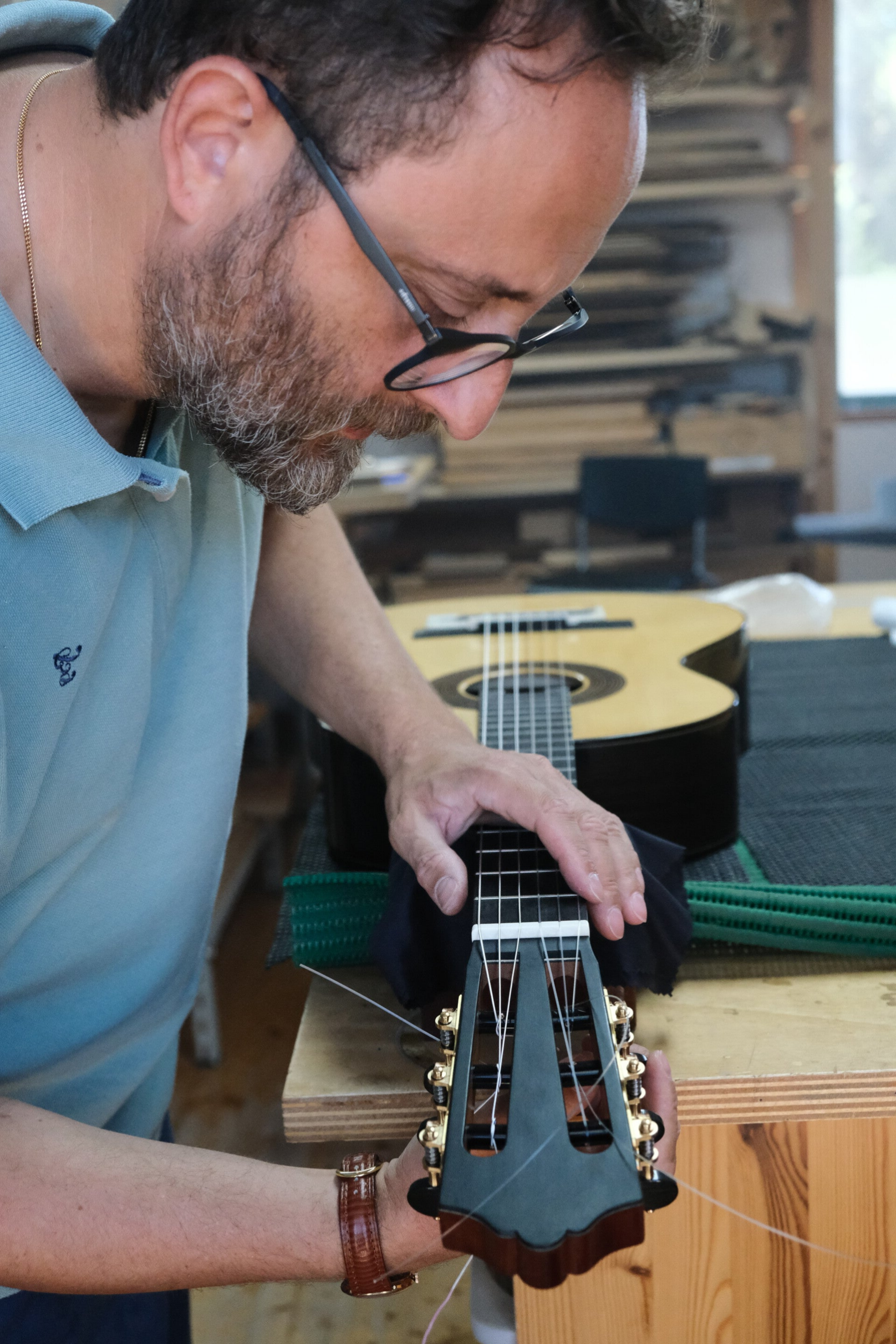 Giacomo Guadagna liutaio, associazione culturale officine analogiche, Castiglion fiorentino, Arezzo, Toscana.  Scuola di liuteria, corsi, workshop, chitarra classica, acustica. Gommalacca, rosetta a mosaico