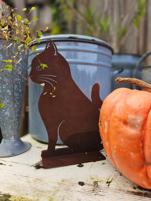 Roest tuinbeeld zittende kat
