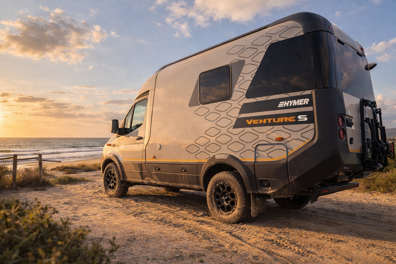 Intérieur moderne du Hymer Venture S avec cuisine équipée, coin repas et banquettes confortable