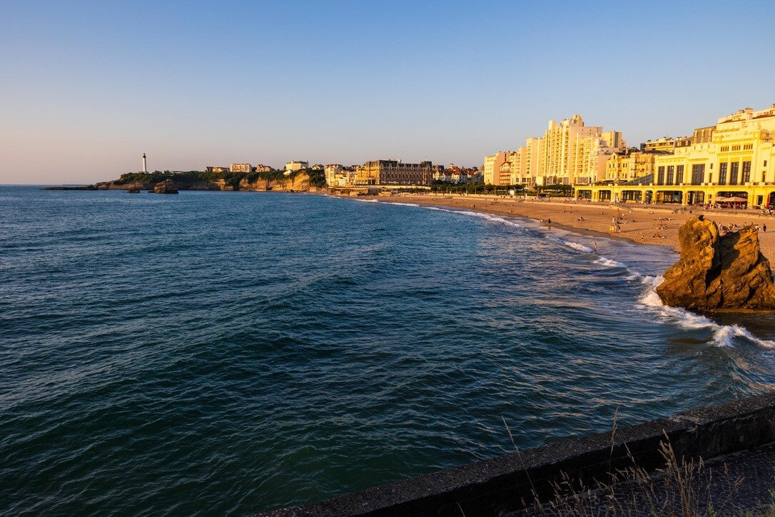Vue du front de mer et de la Grande Plage de Biarritz au bord de l’océan Atlantiqu