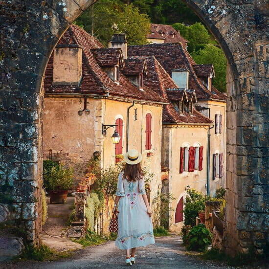 Ruelle du village médiéval de Saint-Cirq-Lapopie dans le Lot avec maisons en pierre et arches anciennes