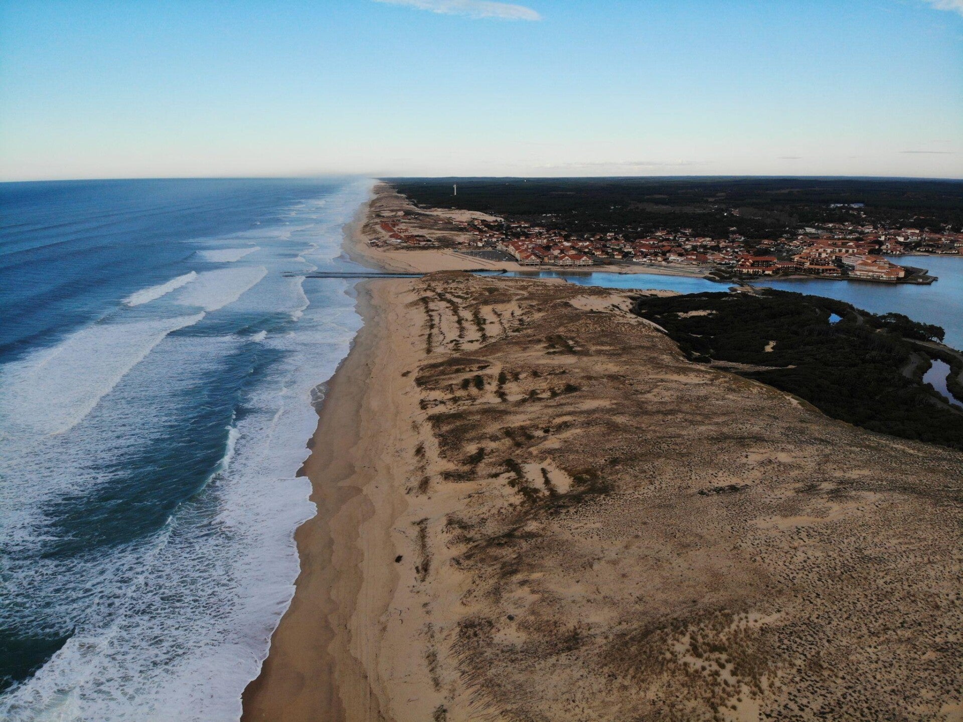 Vue aérienne de la Dune du Pilat sur le bassin d’Arcachon avec plage et océan Atlantique