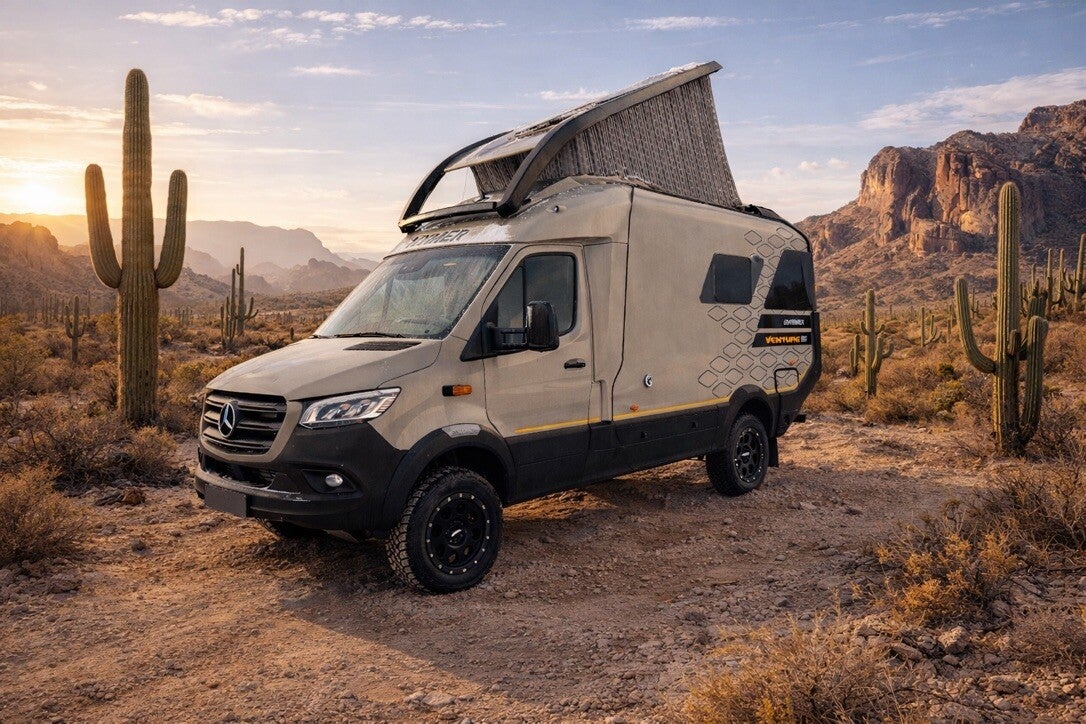 Camping-car Hymer Venture S avec toit relevable dans un paysage désertique avec cactus et monta