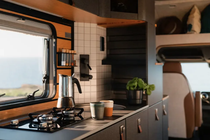 Cuisine compacte du Hymer Venture S avec plaque de cuisson, cafetière et rangements intég