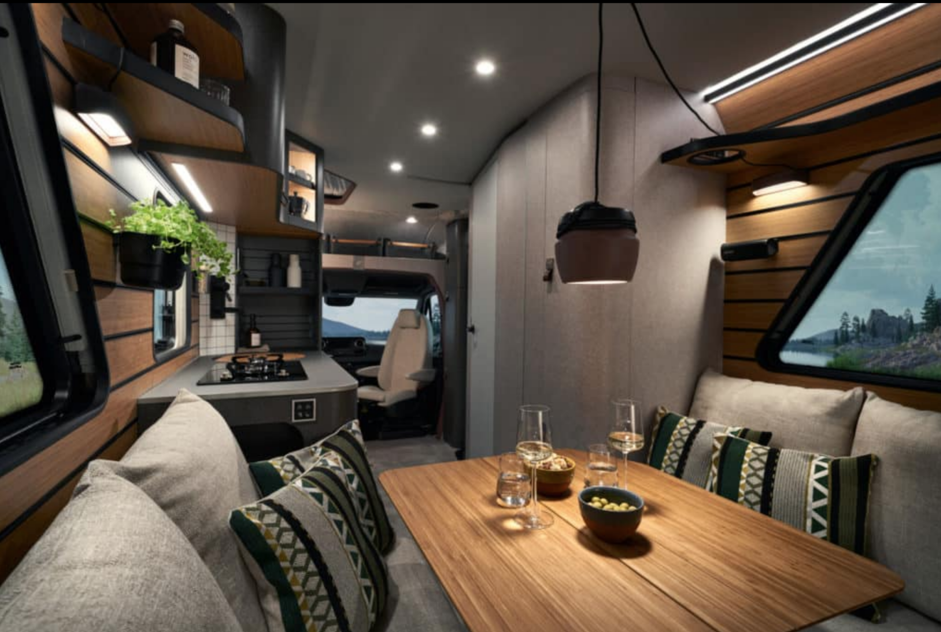 Intérieur moderne du Hymer Venture S avec cuisine équipée, coin repas et banquettes confortable