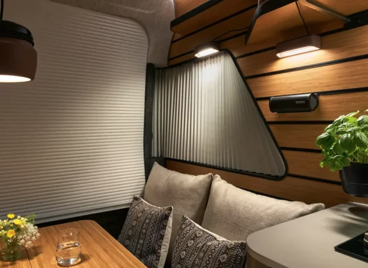 Intérieur du Hymer Venture S avec coin salon cosy, banquette confortable et éclairage d’ambiance.