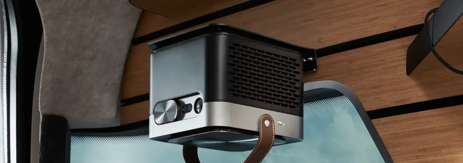 Vidéoprojecteur portable installé dans le Hymer Venture S pour profiter de films et séries en camping-car