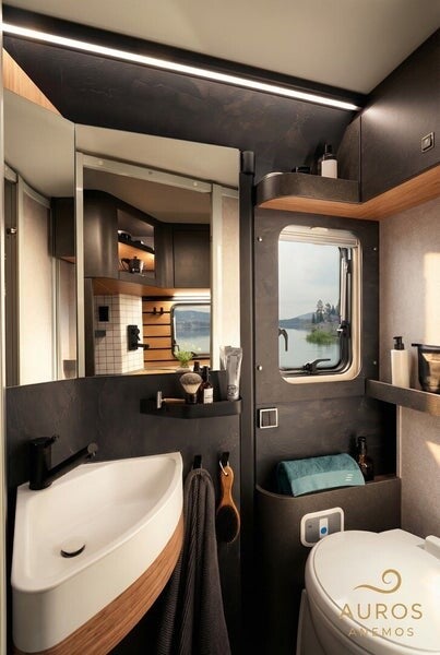 Douche design de la salle de bain Venture S avec parois noires et panneau en bois minimaliste.