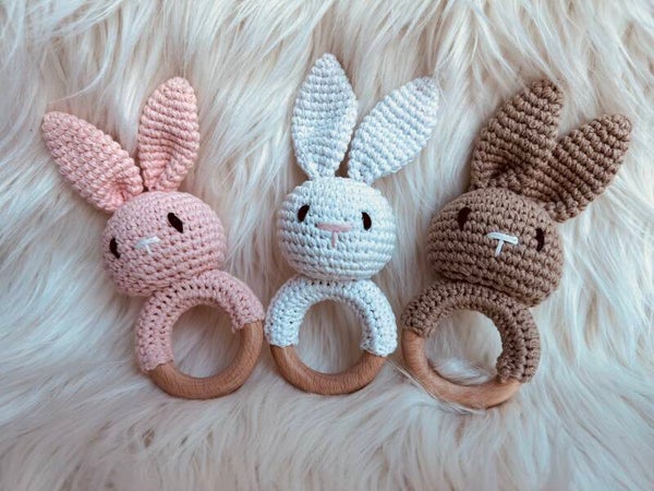 Houten Rammelaar met Gehaakt Konijntje