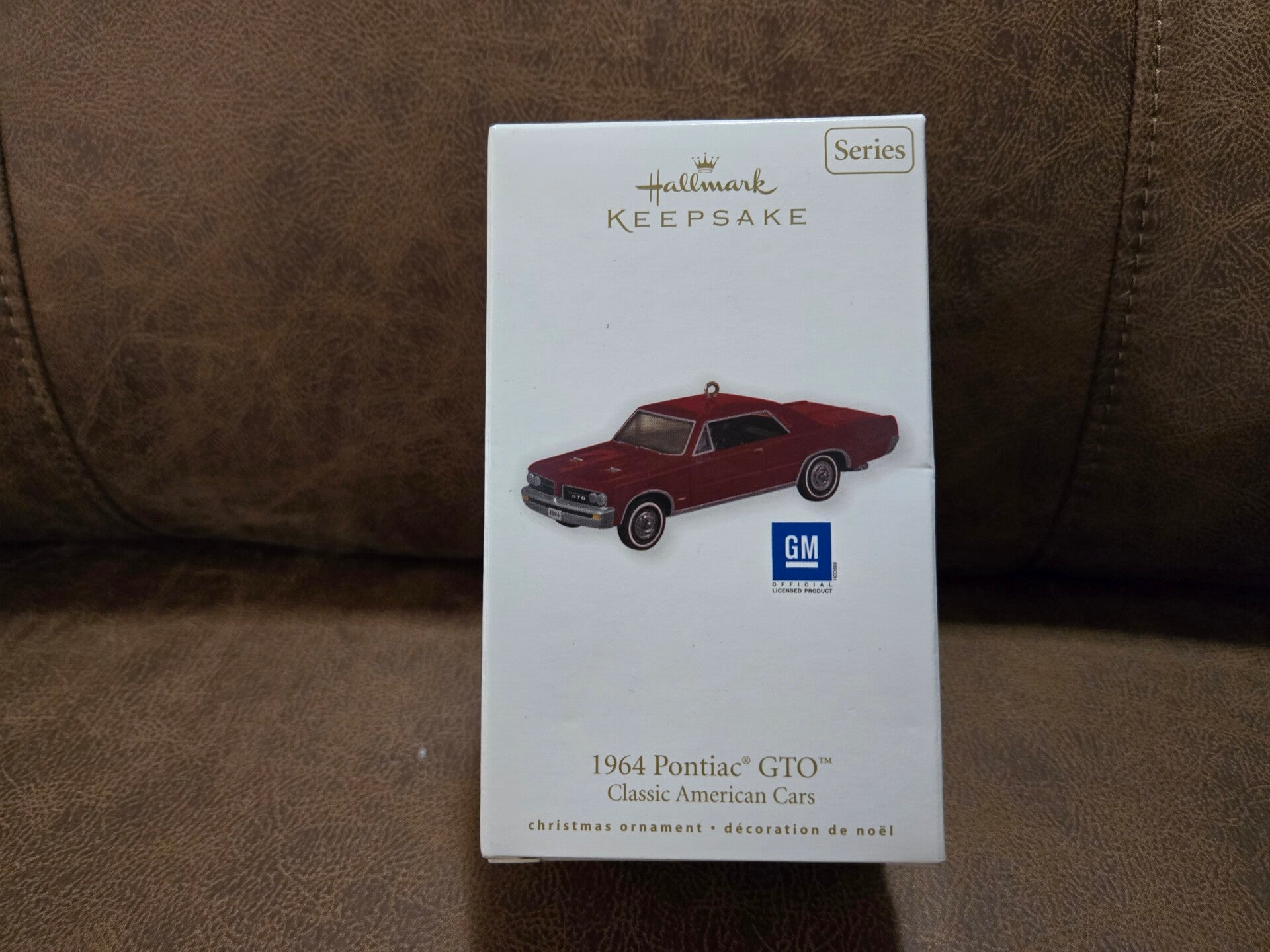 Hallmark ornament Classic American Cars 1964 Pontiac GTO
