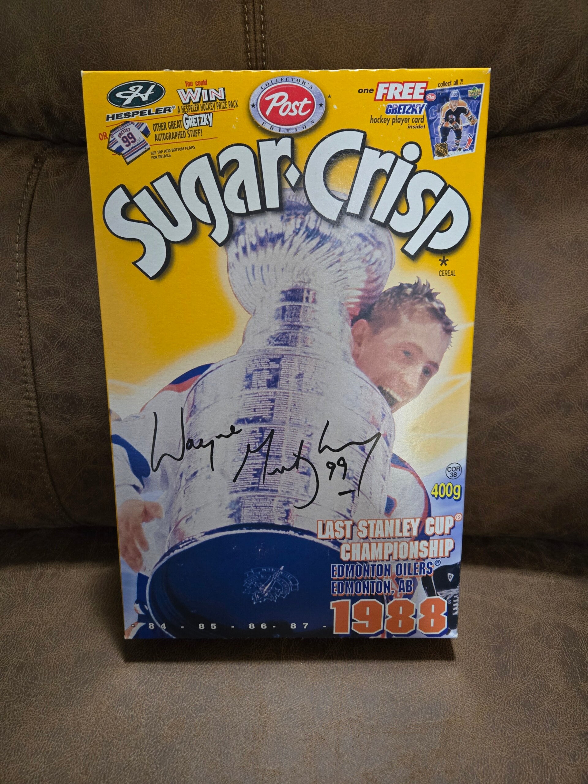 Post cereal Wayne Gretzky with hockey card 2000