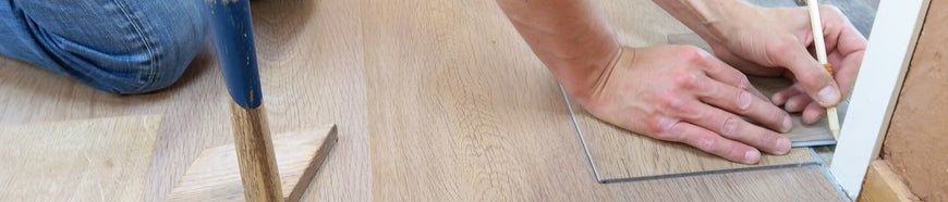 Vakman installeert laminaatvloer