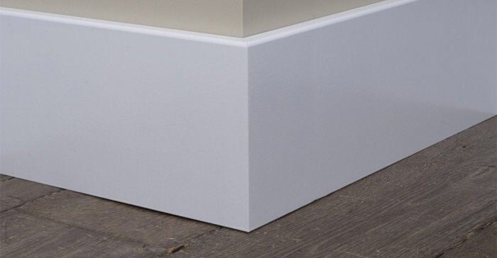 witte hoge plint