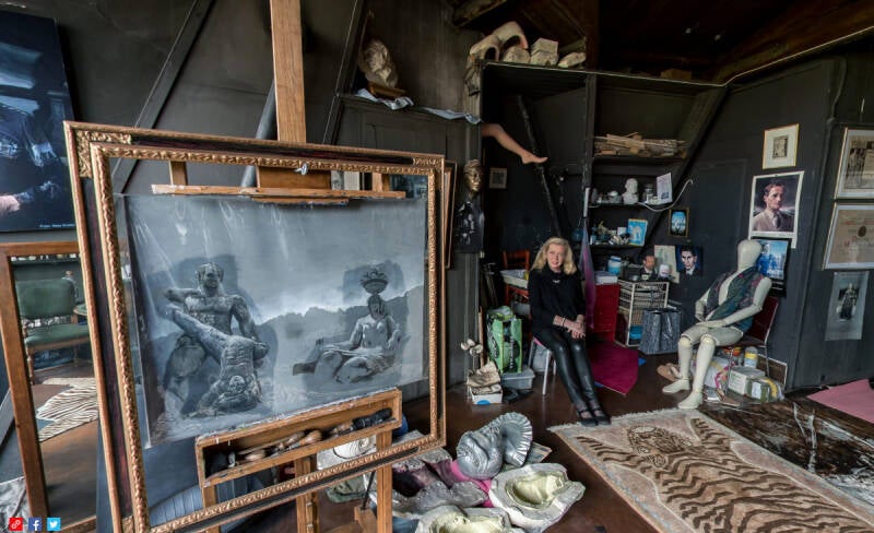 Het atelier van Carel Willink waarin ook Sylvia Willink haar schilderijen en bronzen beelden maakte.