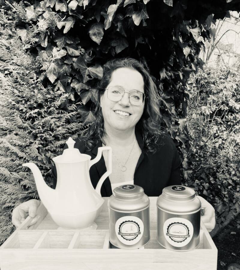 Presentation of the first village teas I created: the Aalsmeerse Liefde and Kudelstaarts Geluk teas. The ingredients reflect and celebrate the unique characteristics of these villages.