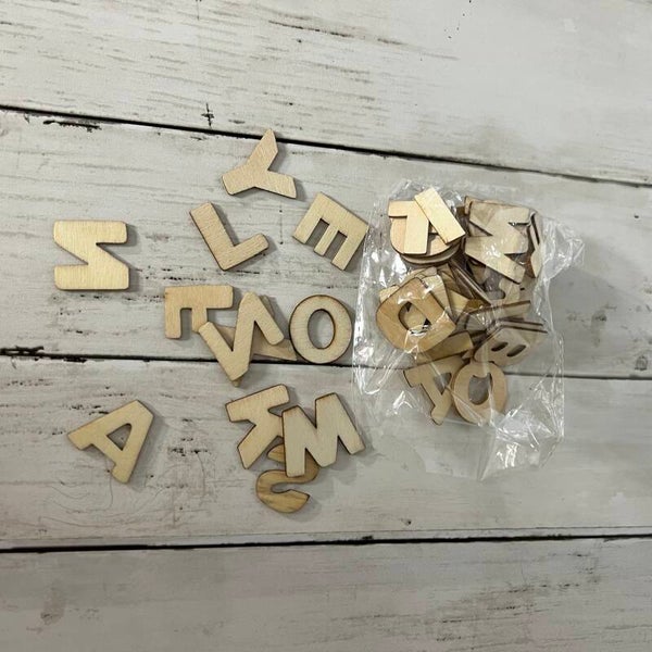 Dünne Holzbuchstaben