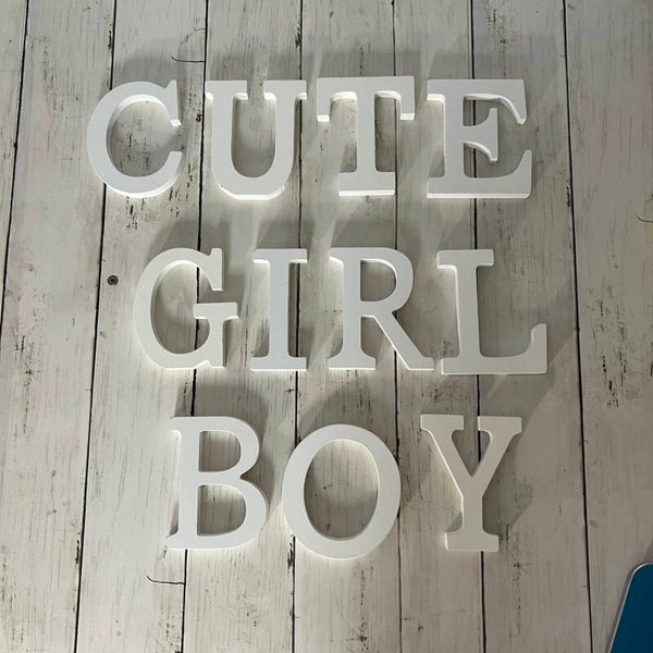 Weisse Holzbuchstaben