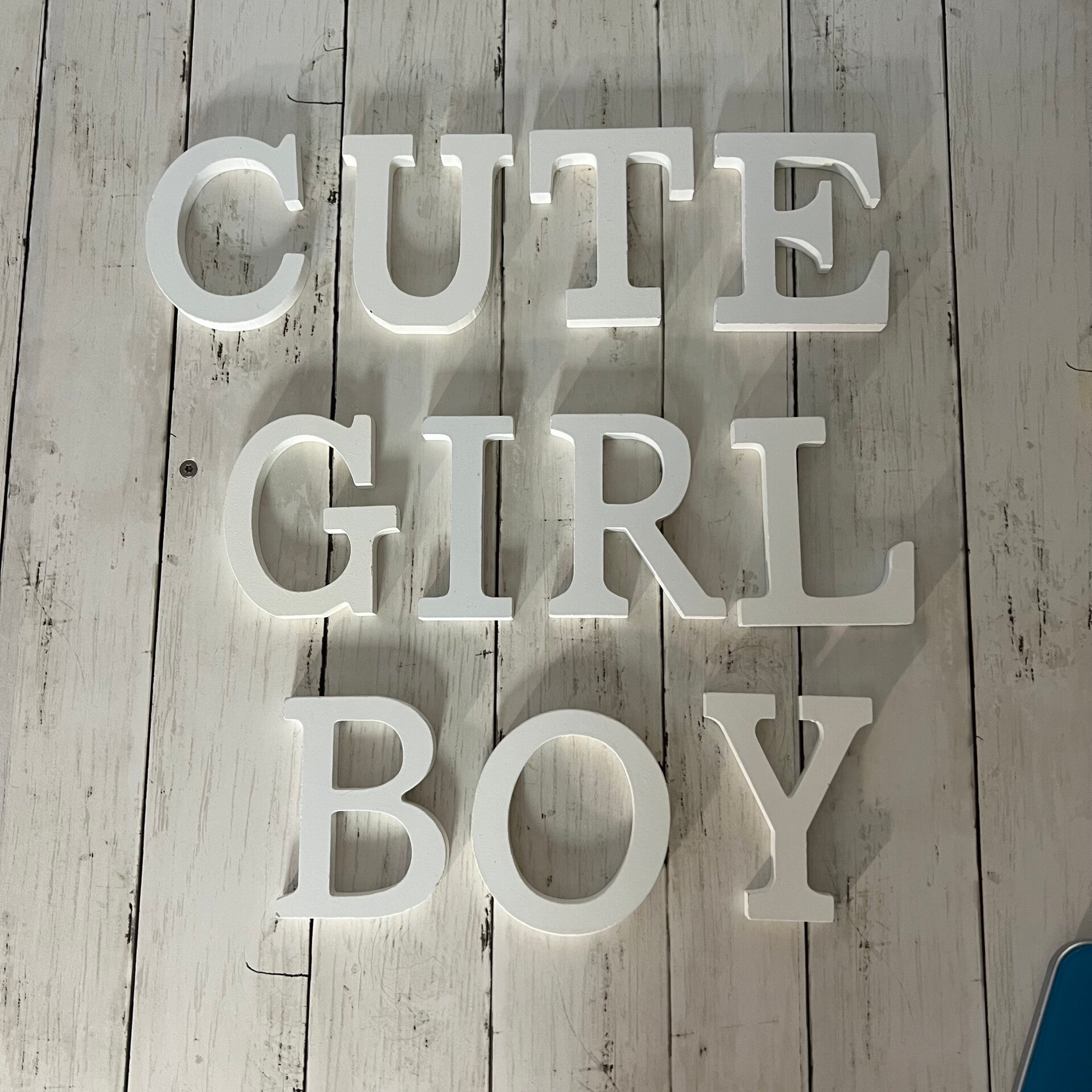 Weisse Holzbuchstaben