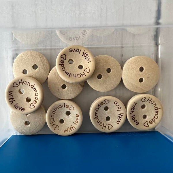 Holzknopf mit Schriftzug