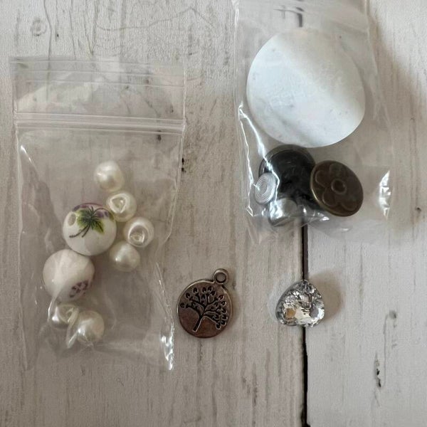 Knöpfe, Anhänger, Perlen Set