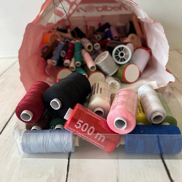 Tüte mit verschiedenen Garnen