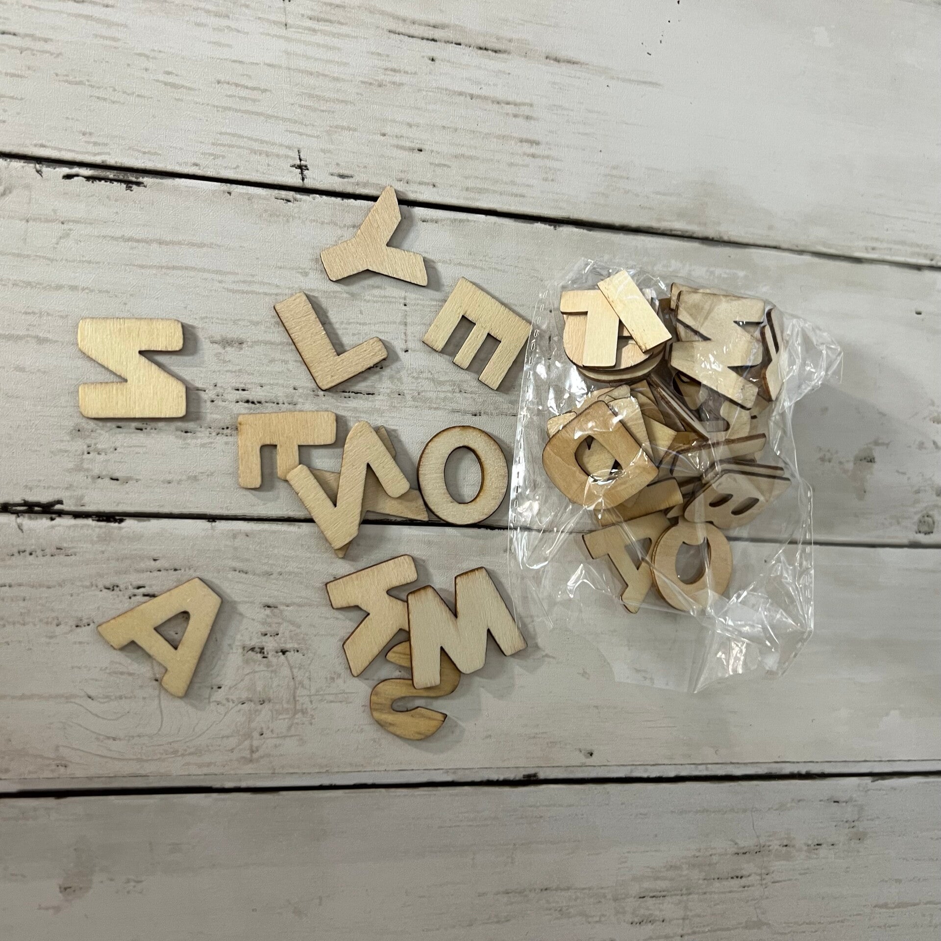 Dünne Holzbuchstaben