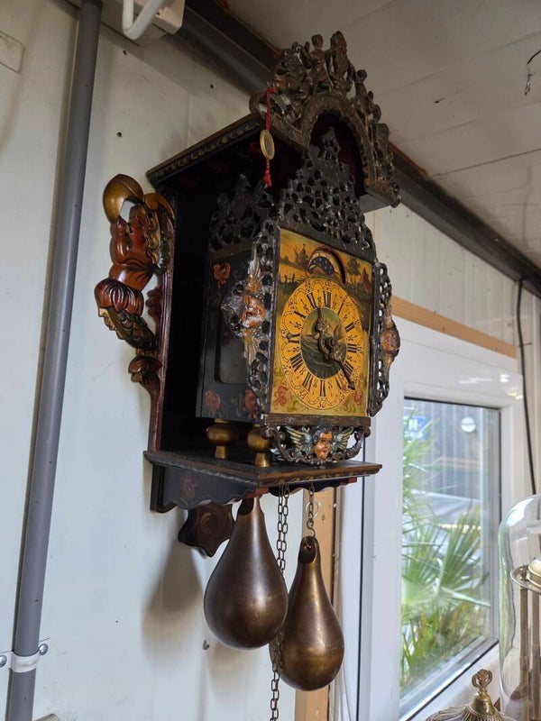 Friese stoeltjesklok  57 cm inclusief gewichten.