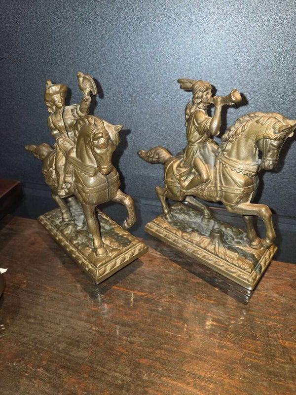 Bronzen paard en ruiters.
